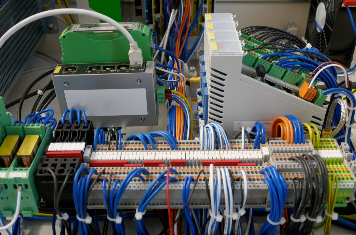 罗克韦尔MicroLogix1000/SLC500/PLC-5系列PLC借助以太网模块同时与上位机和触摸屏、变频器高效通讯案例(图3)